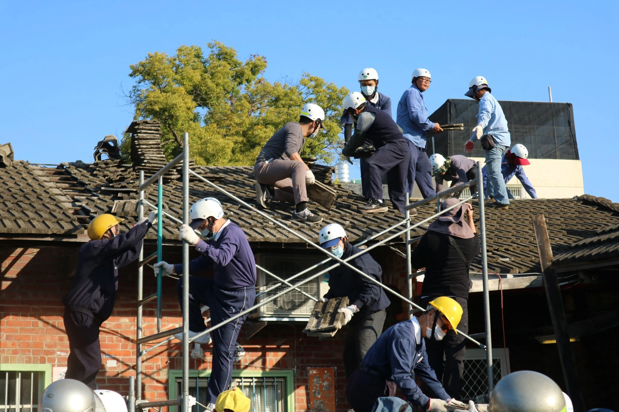 慈濟12月30日、31日兩天寒流中,為員林市弱勢家庭修繕屋頂,讓小璇一家在寒夜中溫飽迎接2021年。