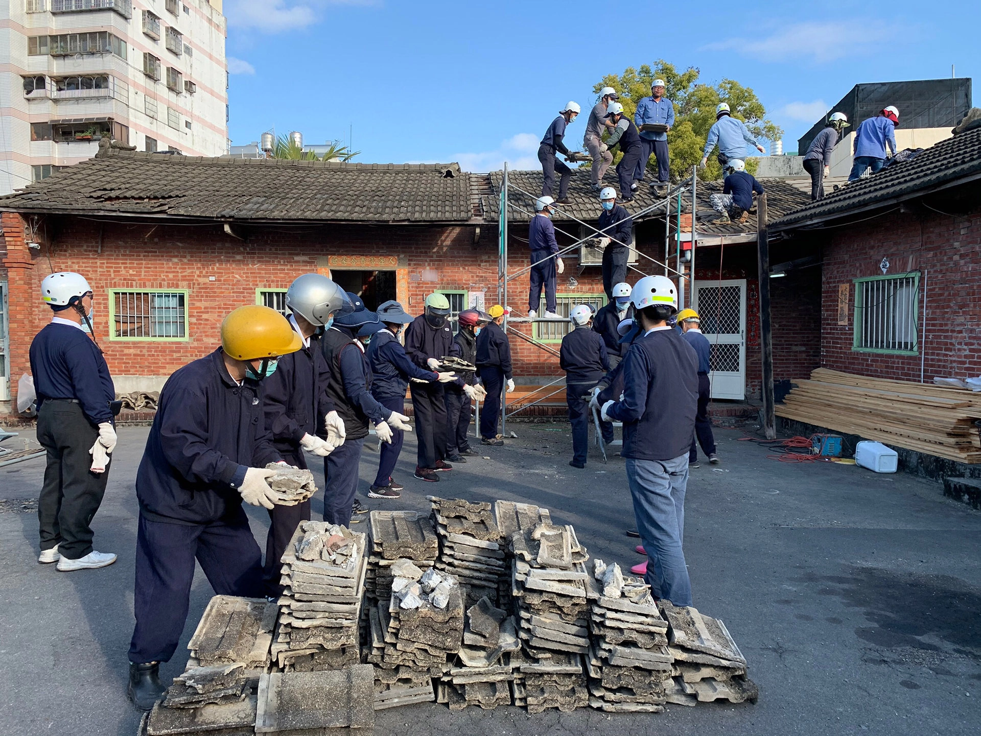慈濟在12月30日、31日兩天寒流中,為員林市小璇家修繕屋頂。
