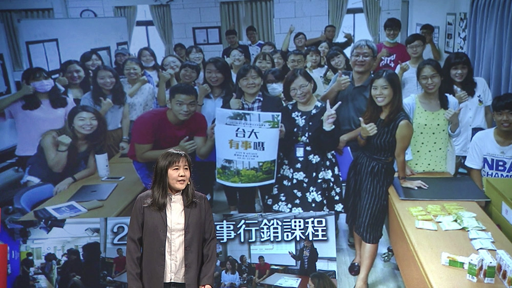 岳修平說她有一堂課是要去農場體驗學習,要學生做農產品展售會,但是空中學習怎麼可能,所以她讓學生試著推銷台大,幸好後來疫情趨緩了,期末,大家終於可以帶著各自的成果來分享。