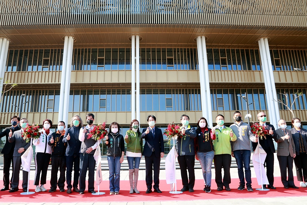 台南市立圖書館新總館於2日盛大開幕啟用,市長黃偉哲偕同副總統賴清德等各界貴賓出席為兼具美術館及博物館特色的市圖新總館剪綵,也見證台南的閱讀新時代正式開啟,落實書香大台南的願景。