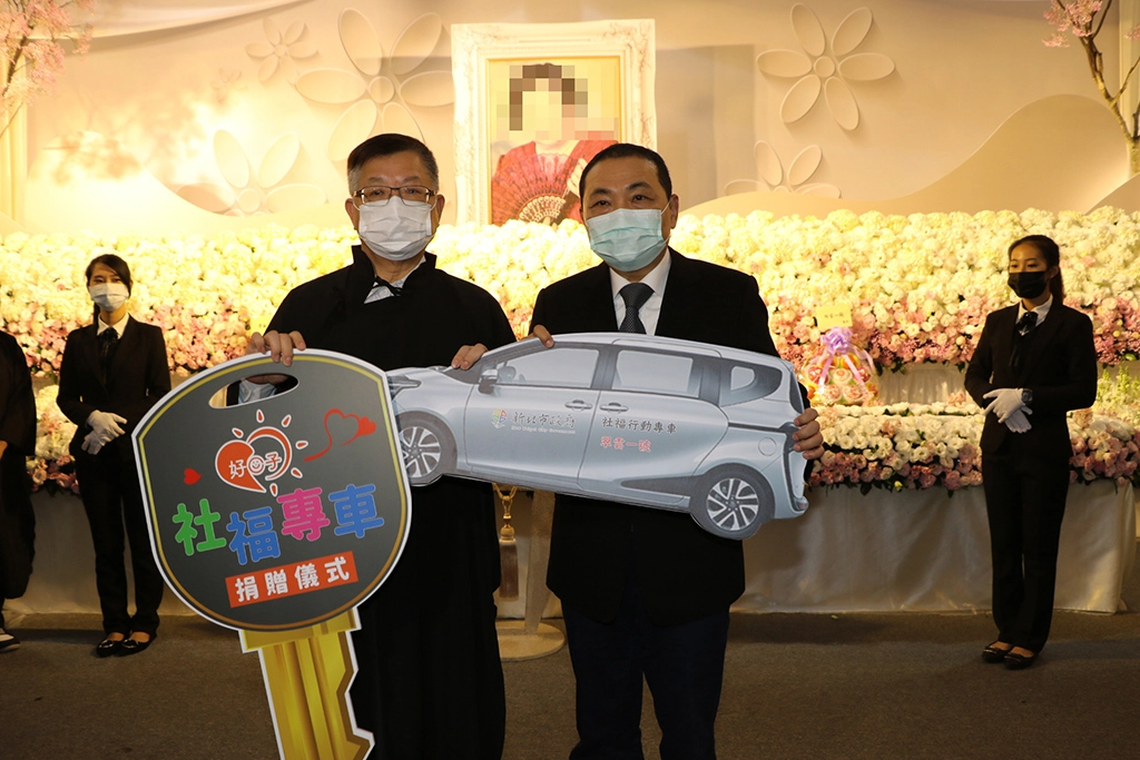 蔡家福(左)代表遺族家屬 以母為名捐3輛社福專車由侯友宜代表受贈。