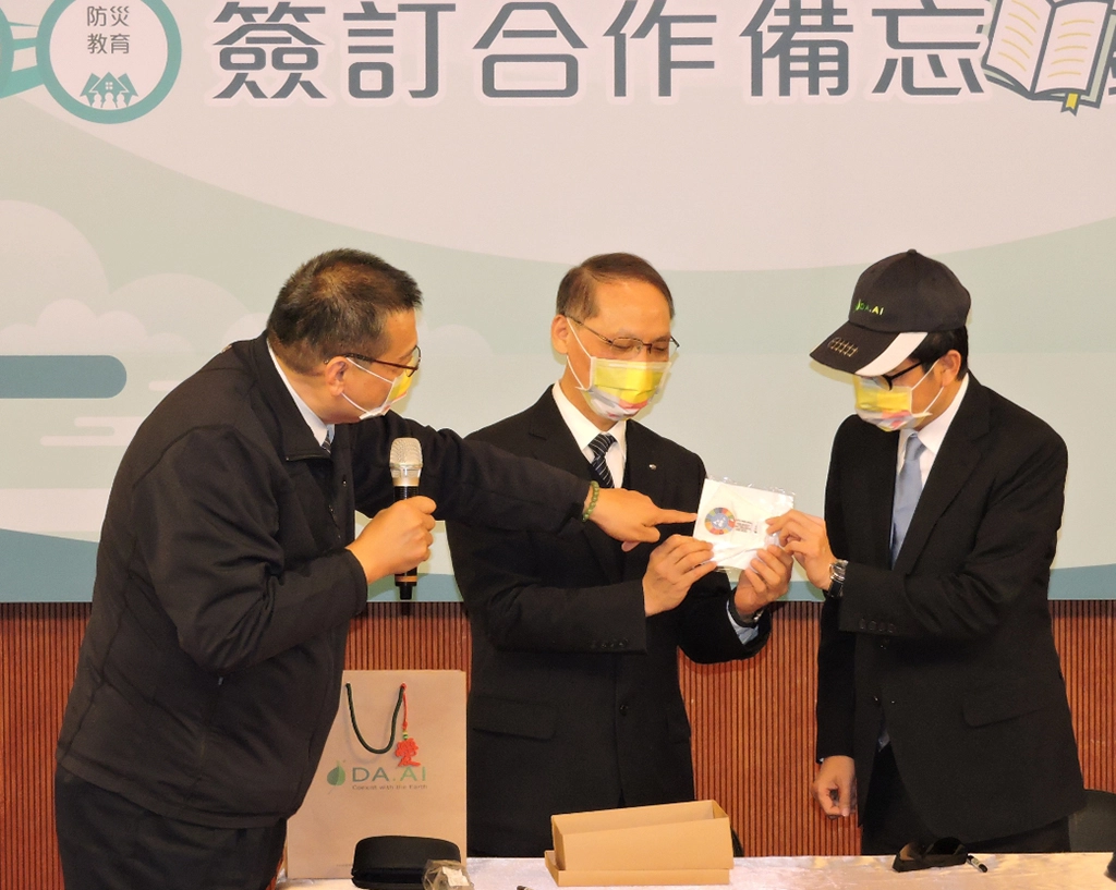 簽約活動現場,也展示大愛感恩科技公司研發各類賑災設備,在慈悲理念的核心價值裡,蘊含環保與慈善兩者兼具的重要元素。