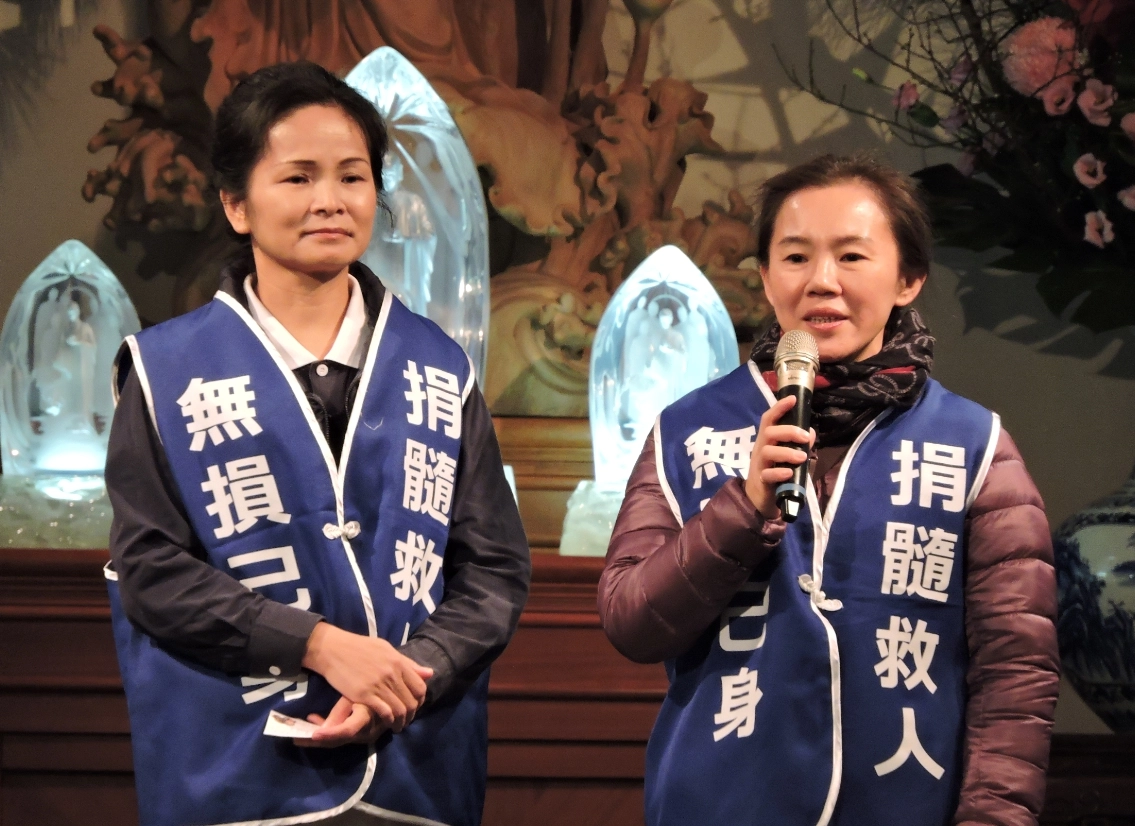 在慈濟尋求造血幹細胞配對過程,慈濟骨捐關懷小組的志工團隊就展開關懷,志工陳瑋瑋(左)更一路陪伴至今,讓許育珮(右)備感溫馨。