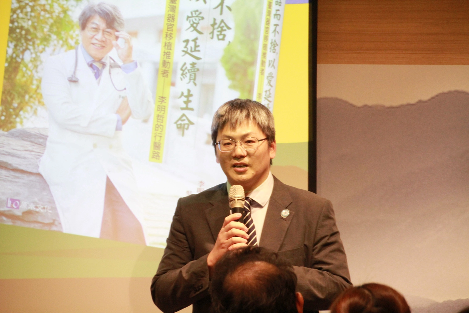 花蓮慈院一般外科主任陳言丞醫師眼中的李明哲既是恩師也是嚴師,一手推動移植醫療團隊的建立與訓練。攝影/李玉如