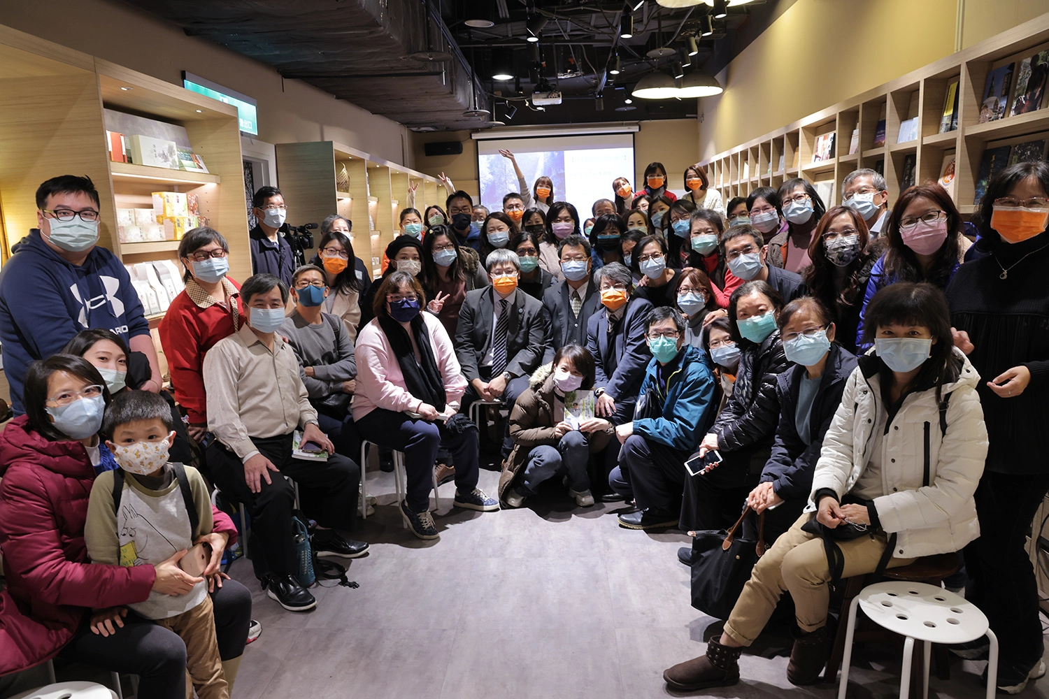 花蓮慈濟醫學中心器官移植中心主任傳記問世,一月十日在臺北靜思書軒誠品信義店舉行《器而不捨,以愛延續生命:東臺灣器官移植推動者 李明哲的行醫路》新書分享會,眾多醫護與病友讀者到場祝福。攝影/羅景譽