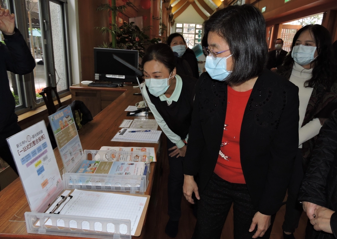 新北衛生局陳潤秋局長(前)關心運作情形,肯定慈濟和政府一起提升長照能量。