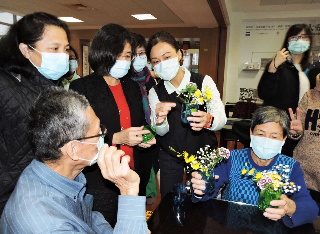 陳潤秋進一步發現慈濟的特點,就是將環保概念融入藝術人文課程,利用回收資源創作,在長照的過程中也發揮疼惜地球、愛護環境的具體行動