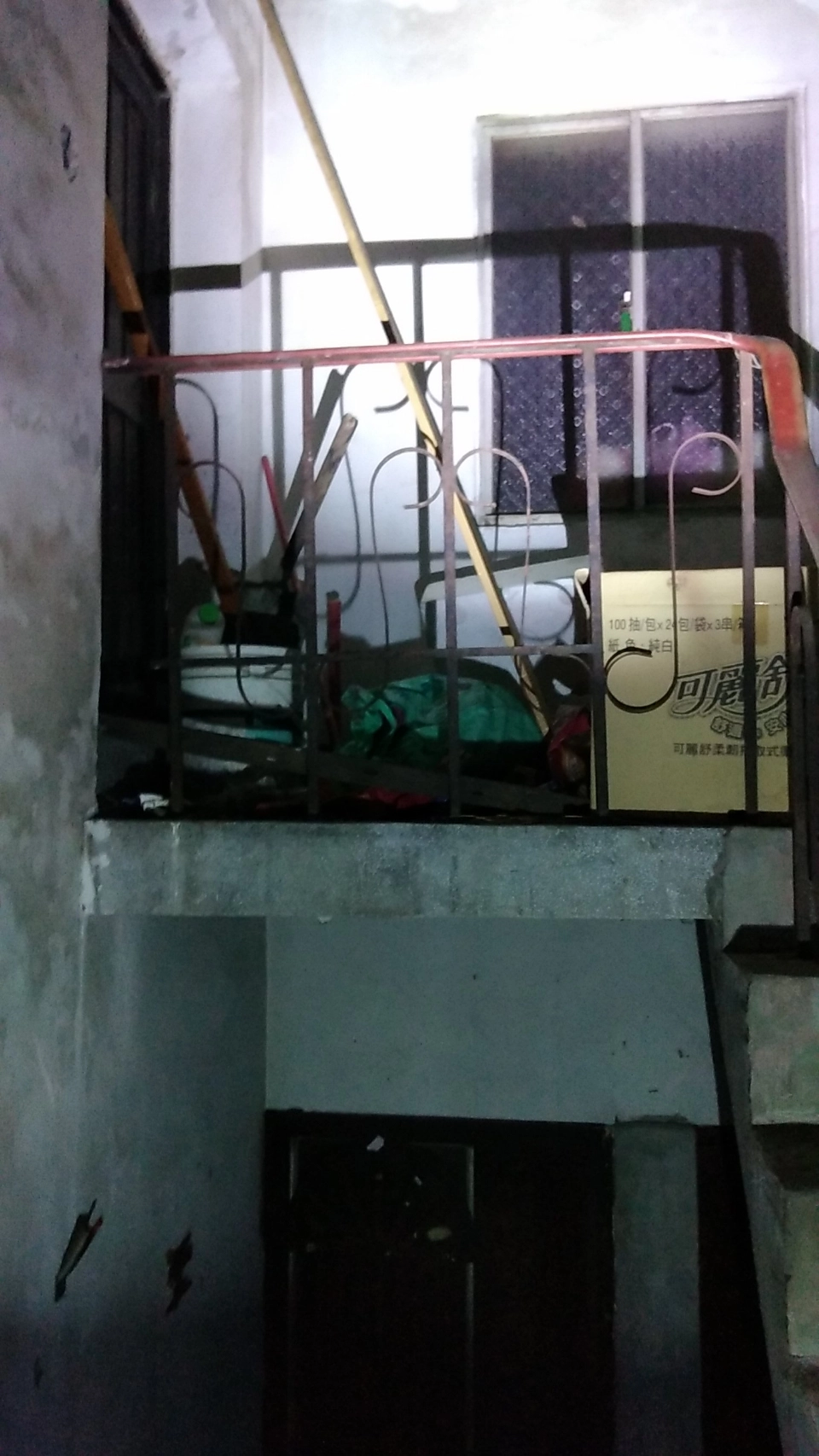 現場髒亂不堪,物品凌亂。