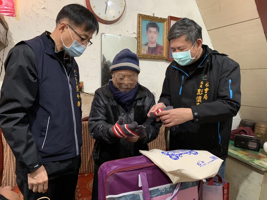 社會局長彭懷真、豐原區長洪峰明帶著棉被、手套、奶粉等物資,探視85歲獨居的林爺爺。