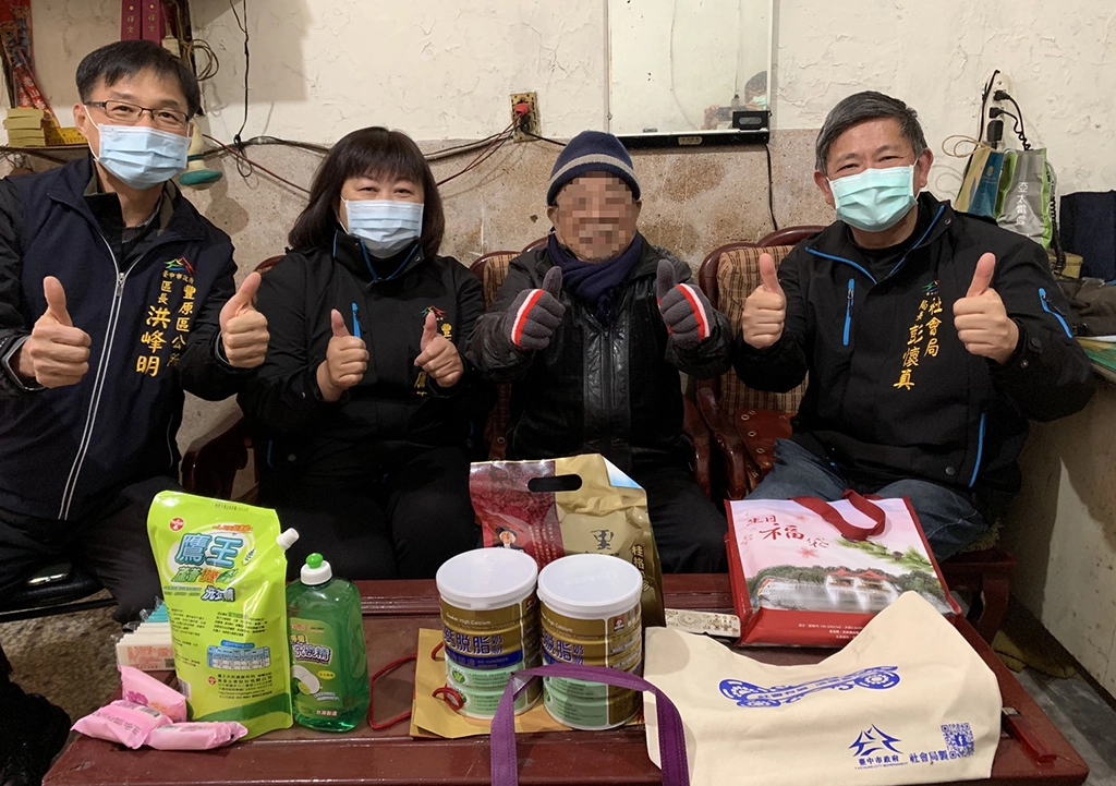 林蘭生基金會捐暖被,中市社會局感謝各界愛心守護獨居長者。