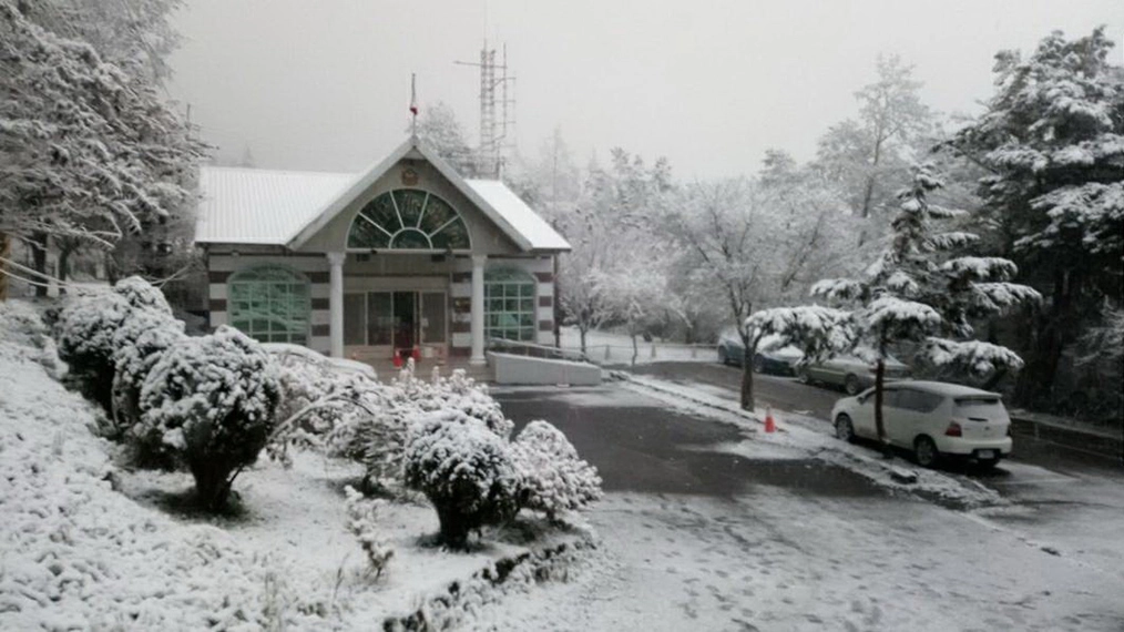 關山分局警提醒民眾「欲前往向陽山區賞雪 上山前請檢視車輛油電及胎壓」以確保行車安全!