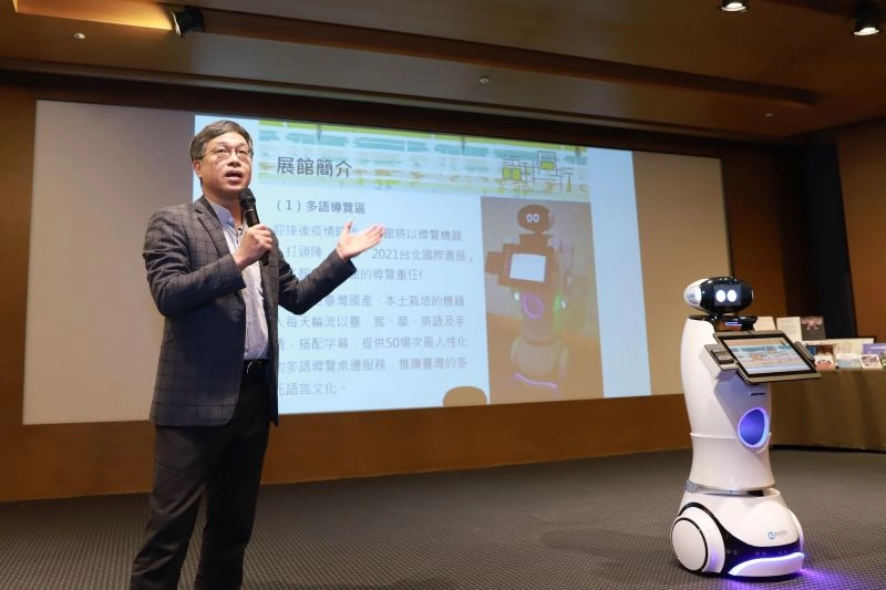 國立臺灣文學館長蘇碩斌介紹「國立臺灣文學館」。
