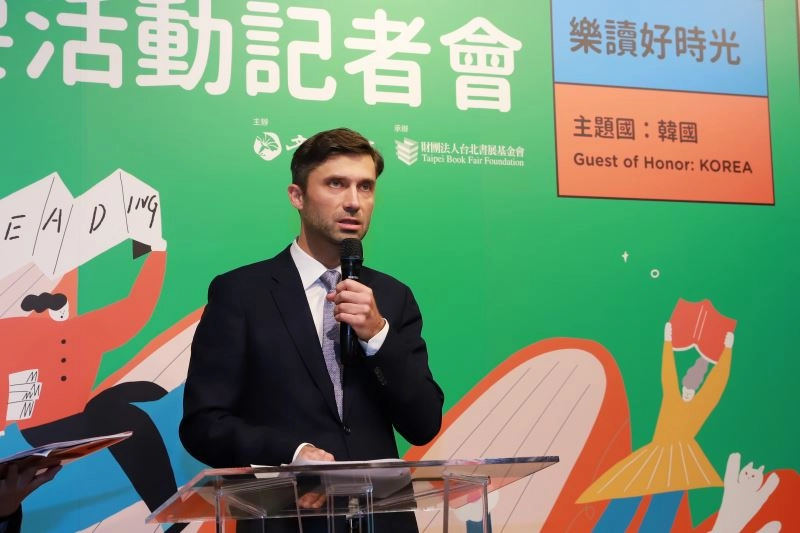 歐盟辦事處長高哲夫(Filip Grzegorzewski)介紹「歐盟館」。