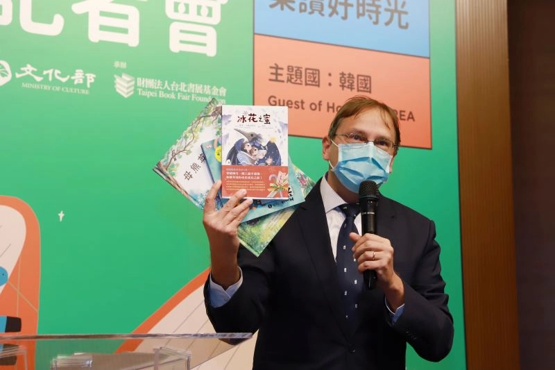 斯洛伐克駐臺代表博塔文(Martin Podstavek)介紹斯洛伐克翻譯成中文的斯洛伐克童書。