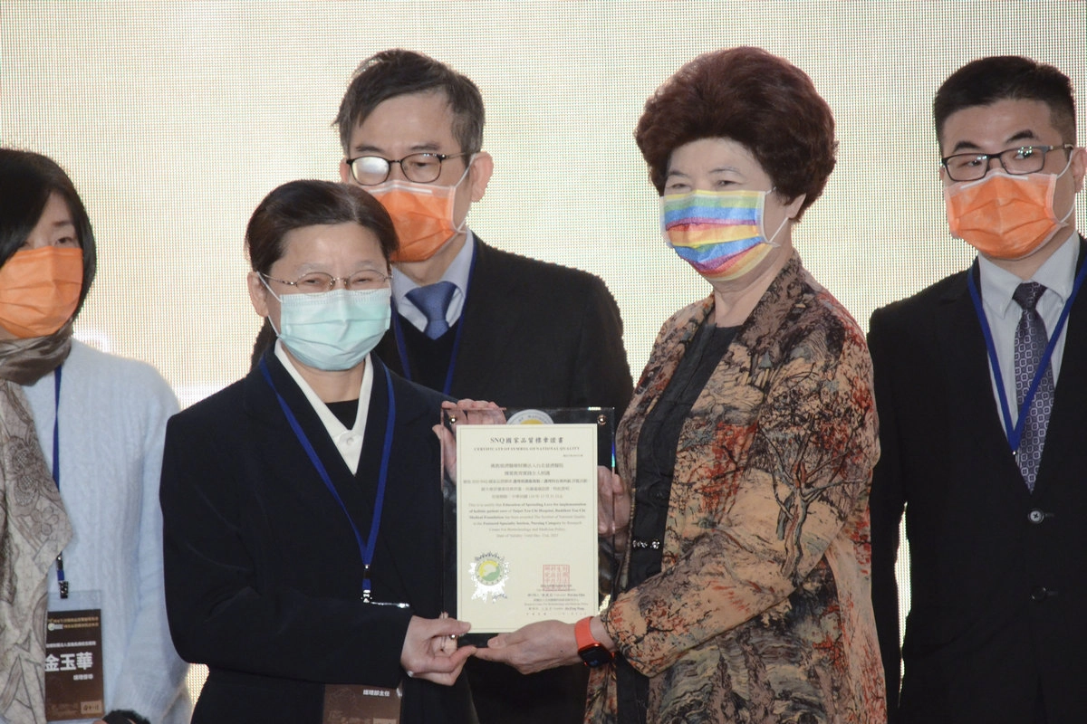 骨科王禎麒醫師以「超音波導引微創阿基里斯腱縫合手術與相關疾病手術治療之應用」、護理部吳秋鳳主任「傳愛教育實踐全人照護」雙雙獲得肯定。