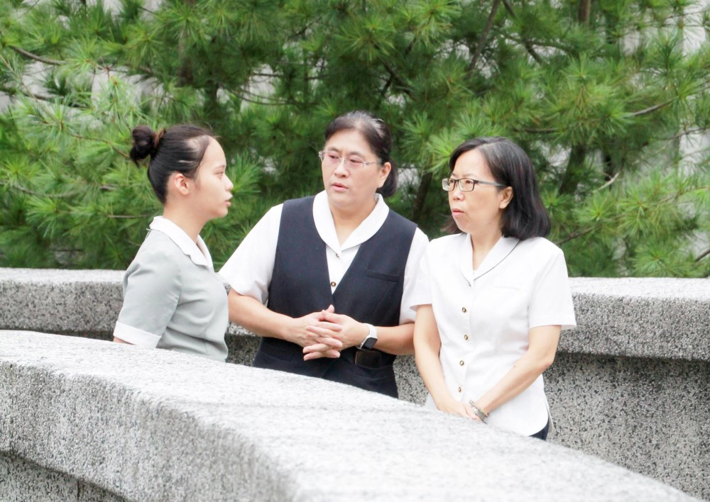 人物(左起):王佳芯同學、廖素絨老師、趙淑美老師