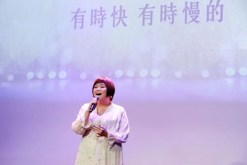 吉那(楊淑喻)現場演唱。