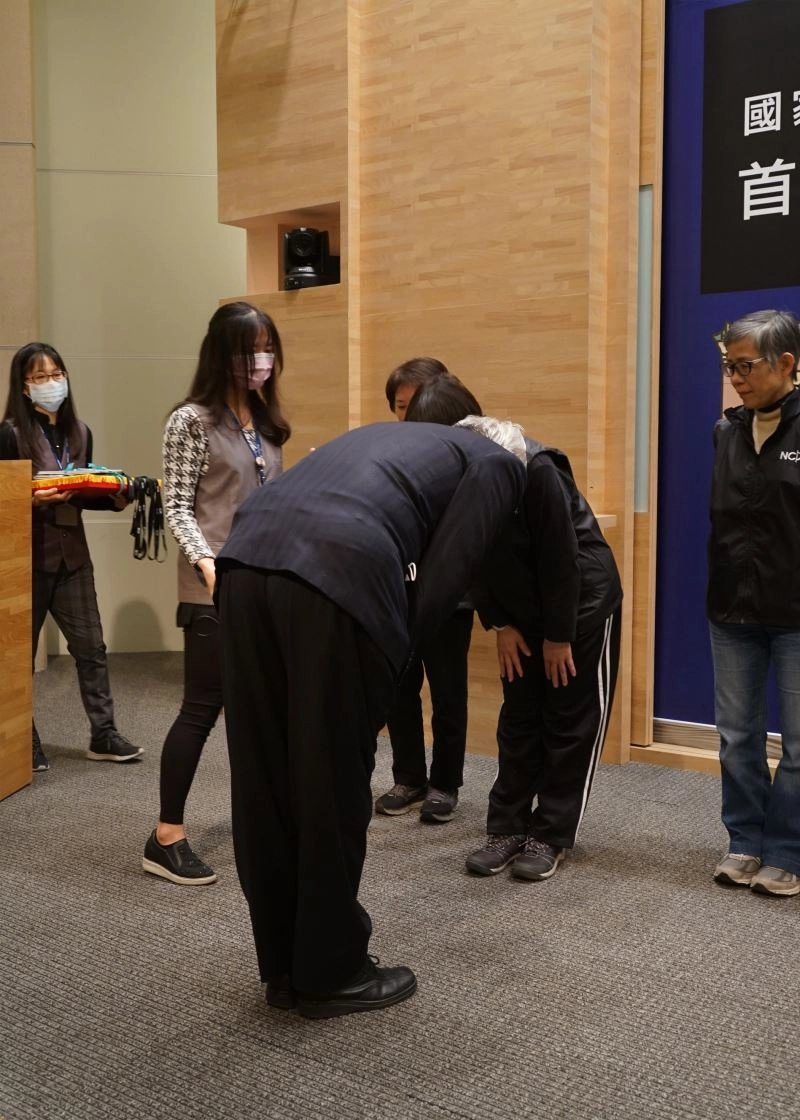 國美館梁永斐館長授證時為表示對志工的感謝及敬佩,向每位志工行90度的鞠躬禮。