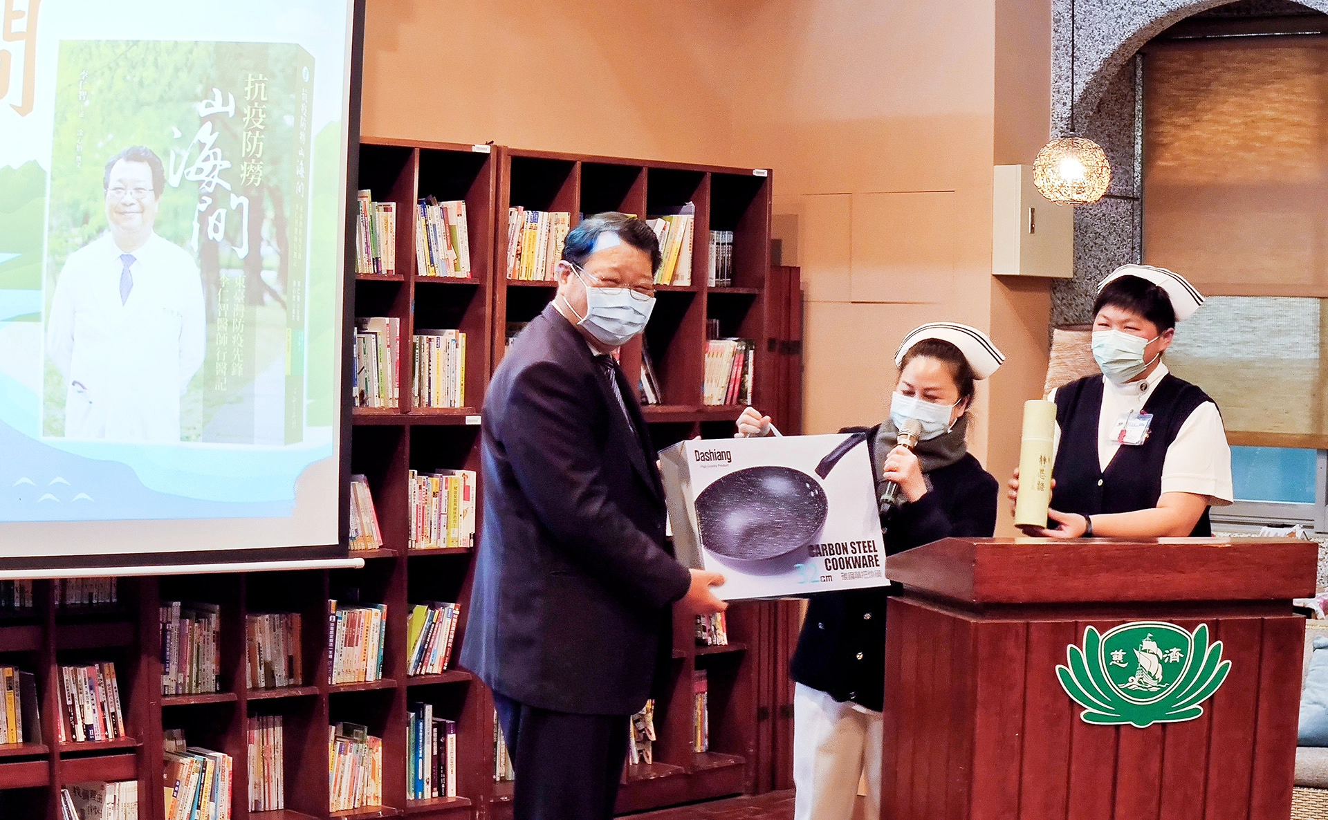 鍾惠君主任代表護理部致贈竹筒及健康鍋,讓他記得每天投錢,更要自『煮』健康管理,照顧好身體!