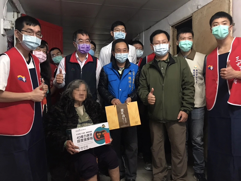 歲末送暖,新北市民政局啟動50場替代役獨老關懷及年節大掃除。