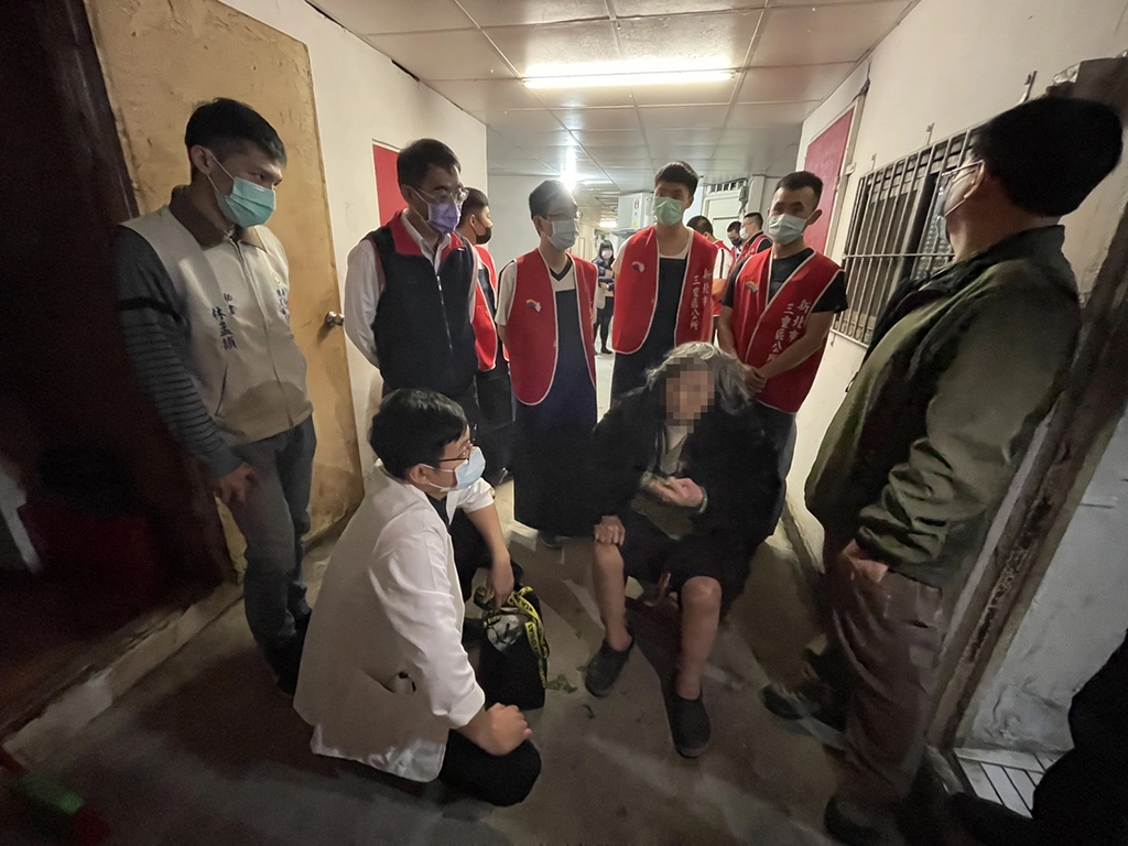 具醫師執照的替代役周宗翰已從醫2年,他表示以往都在醫院服務民眾,今天有機會到獨老家中關懷,別具意義也充滿不捨,尤其看見張奶奶近日感冒身體微恙,他特別囑咐奶奶要多休息、適當補充水份和營養,必要時以藥物控制不適症狀,以免病情加重。
