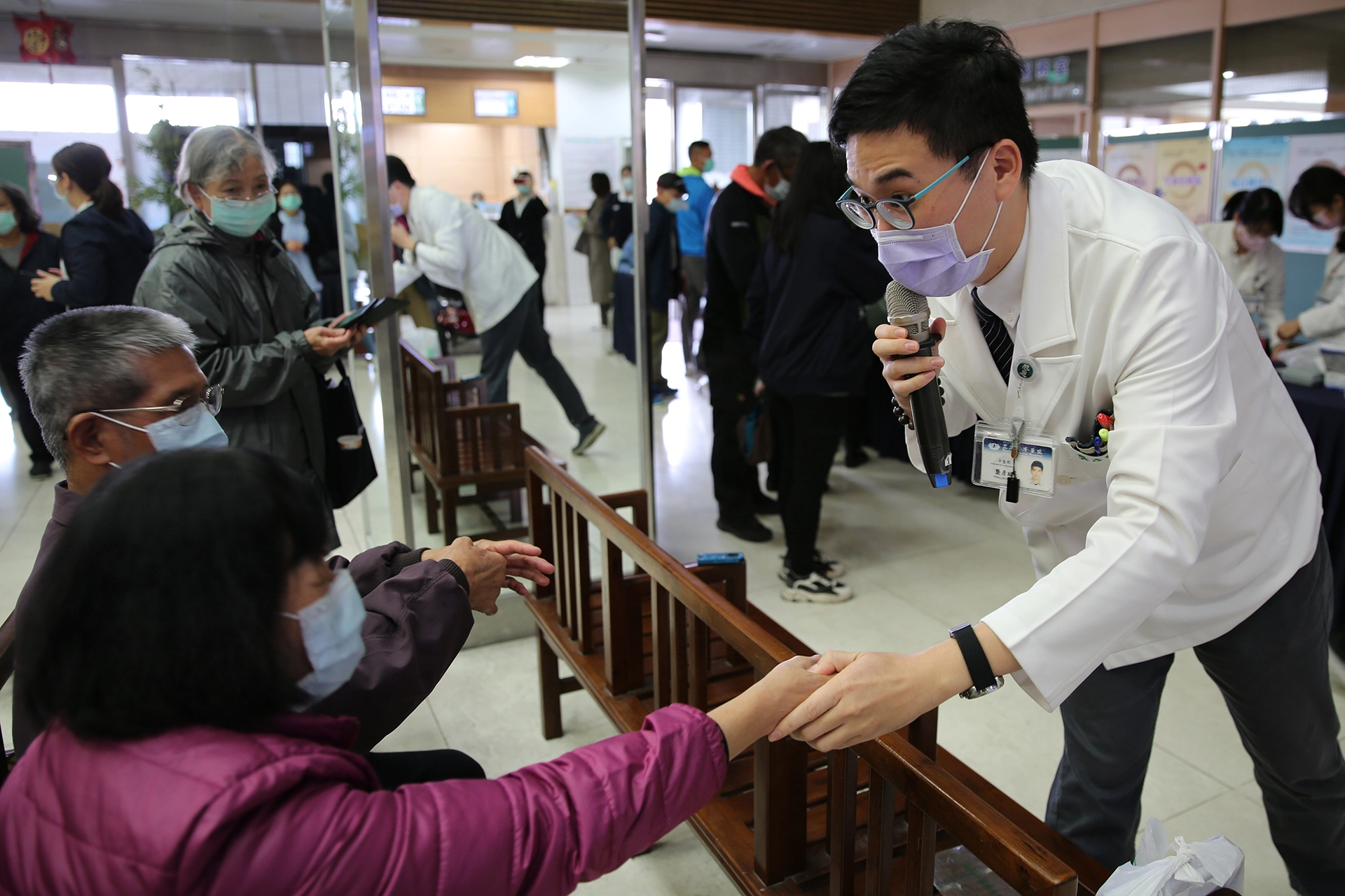 花蓮慈院中醫師龔彥綸,示範位於大拇指與食指間虎口處的「合谷穴」,可疏通氣血,改善鼻子過敏及咳嗽症狀。