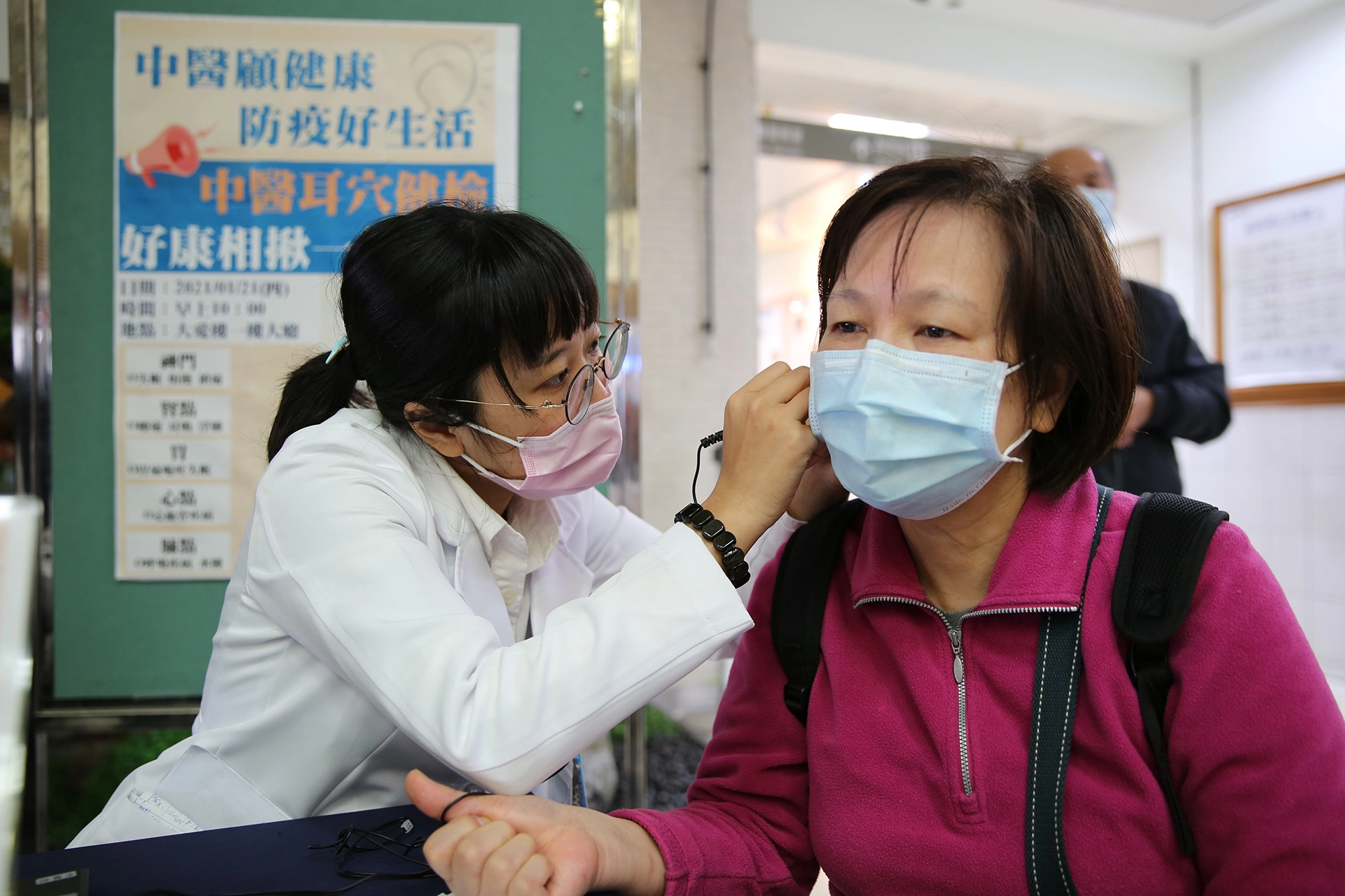 花蓮慈院中醫部團隊為候診的病人及家屬做耳穴健檢,幫助他們更了解自己的體質,進而提升身體的抵抗力來抵抗外在的邪氣。