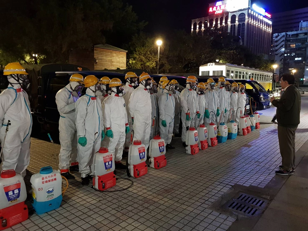 環保局近日派出防疫消毒大隊,主動協助臺北車站進行室內消毒。