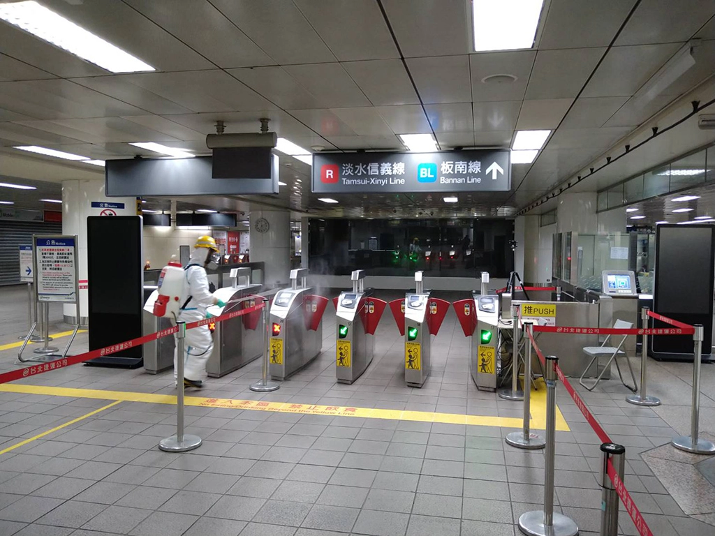環保局近日派出防疫消毒大隊,主動協助臺北捷運站體內進行消毒。