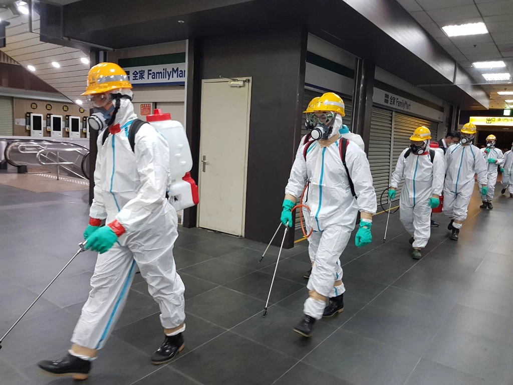 環保局近日派出防疫消毒大隊,主動協助臺北車站進行室內消毒。