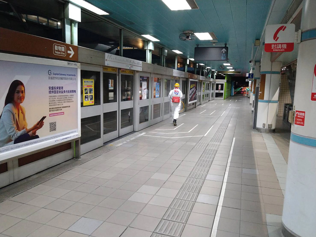 環保局近日派出防疫消毒大隊,主動協助臺北捷運站體內進行消毒。