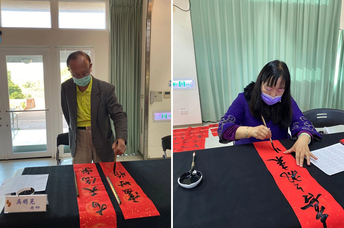 左圖:吳明晃老師春聯揮毫。右圖:柯智美老師春聯揮毫。