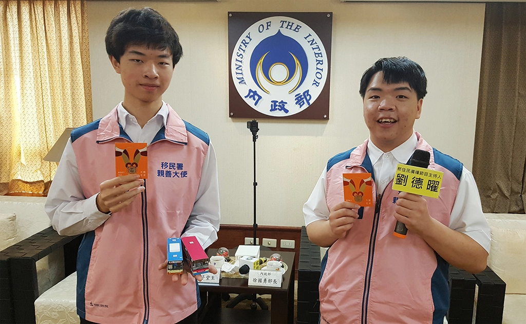 劉德曜(右)是中廣新聞網「緣來在寶島」的新二代主持人,曾國揚(左)則發掘出設計純手工公車模型的興趣。