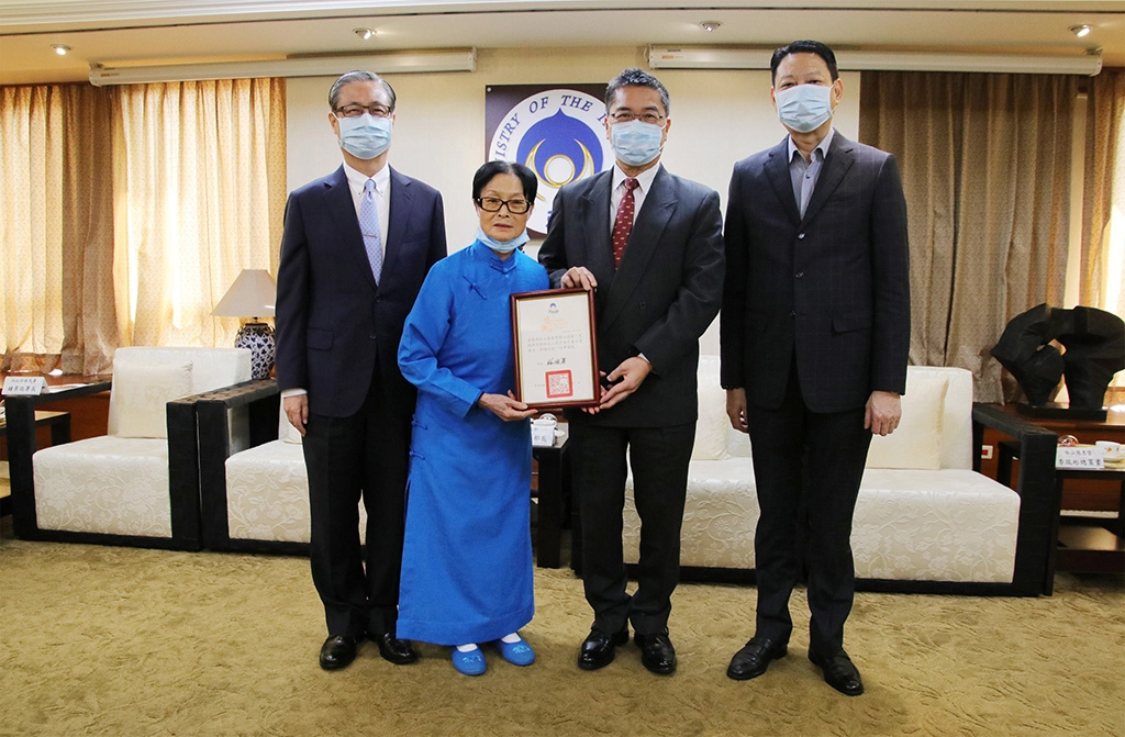 松山慈惠堂熱心公益、培育新住民二代子女,徐國勇(右二)特頒感謝狀。左二為慈惠堂堂主郭葉子、右一為慈惠堂總策畫李瑞彬、左一為移民署長鐘景琨。