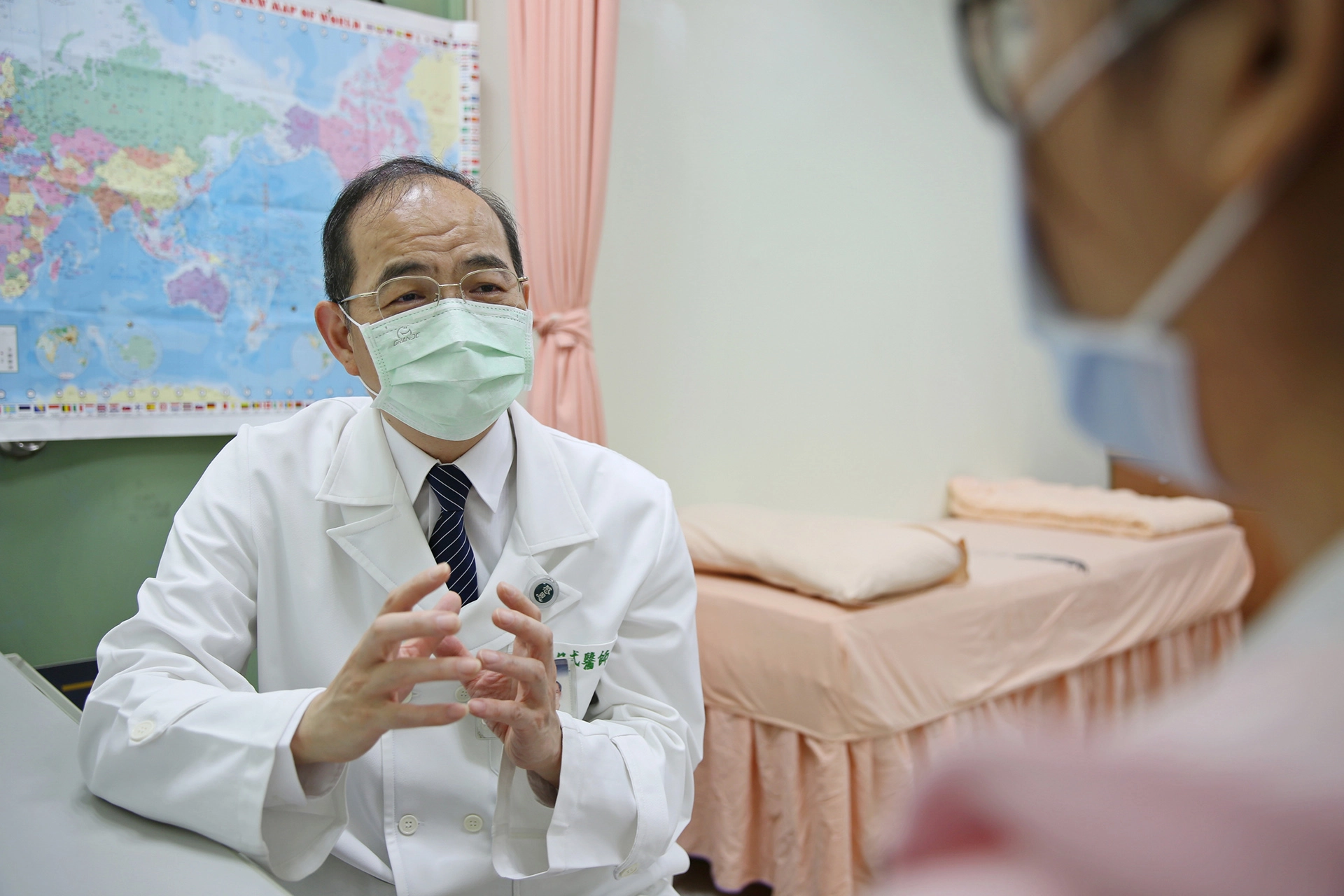 花蓮慈濟醫院家庭醫學部主任葉日弌建議,泡湯時間不宜超過十五分鐘,若有頭暈、胸悶的症狀時,應立即離開水池;葉主任也提醒,有嚴重心血管疾病的朋友則不適合泡溫泉。