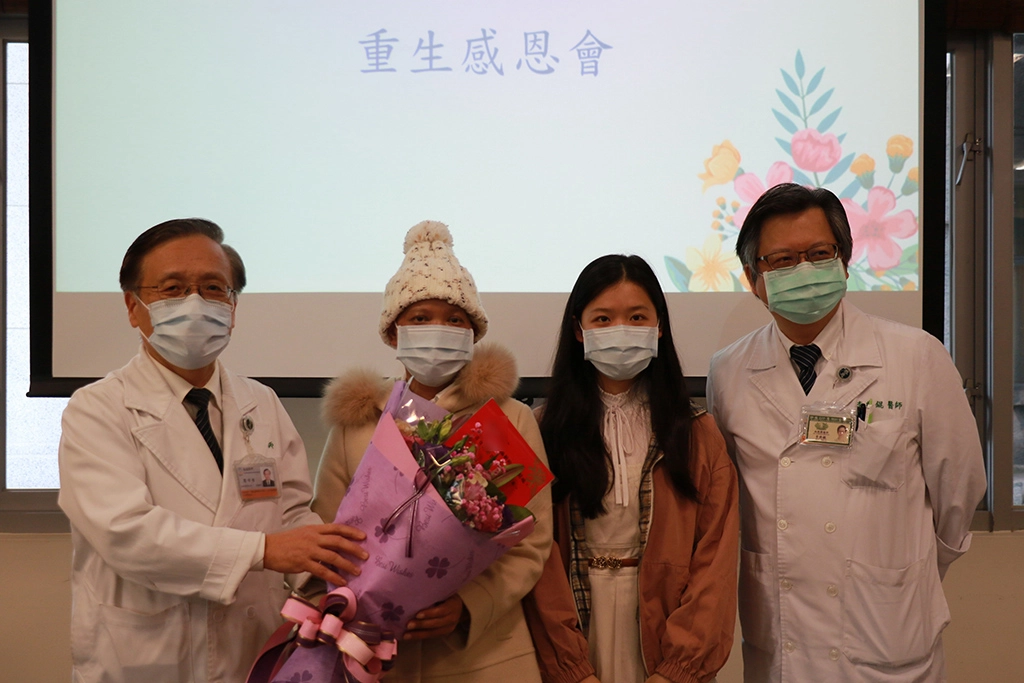 臺中慈濟醫院為羅女士舉辦慶生會。左起:簡守信院長、羅女士與家人、李典錕主任。