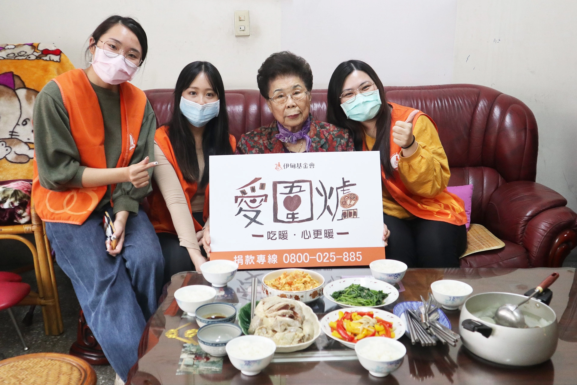 過年團圓圍爐時刻,有些獨居長輩只能獨自吃著便當或罐頭,邀請愛心大眾支持伊甸「愛 · 圍爐」活動。