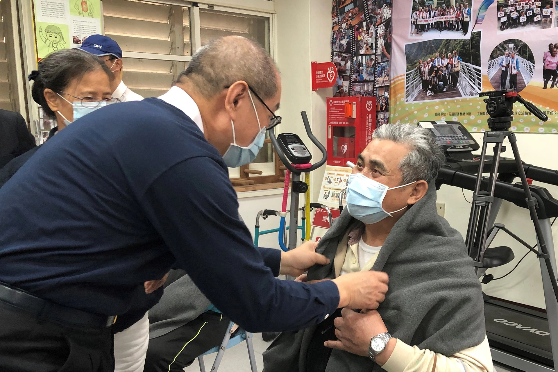 1月28日慈濟劉濟雨副執行長前往秀林鄉景美多功能集會所,為長者披上披肩。