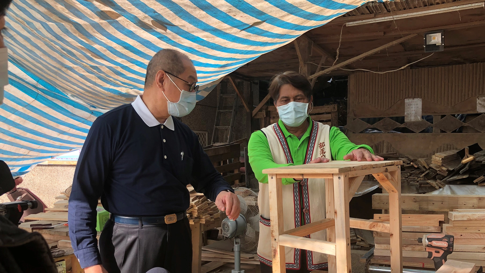 秀林鄉部落交流協會理事長湯慶夏(右)表示,慈濟輔導的木工班現在也能提供桌椅給其他有需求的社區做公益。