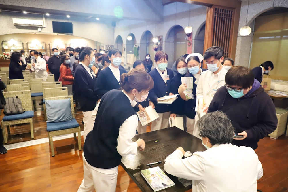 院內醫護同仁及眾多讀者踴躍支持,排隊請李醫師簽書。