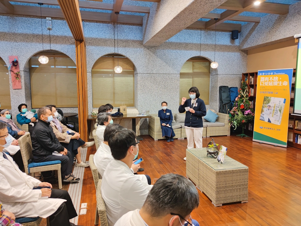 前花蓮慈院手術室護理長徐淑華與李明哲主任共事二十五年,分享了李主任不為人知的小故事,處處見其為病人著想的付出。