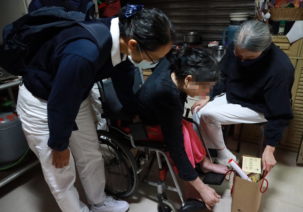 有苦的人走不出來,有福的人就走進去!慈濟志工秉持賑災精神「走在最前、做到最後」,其實也將這樣的大愛精神應用到慈善關懷的各個面向。