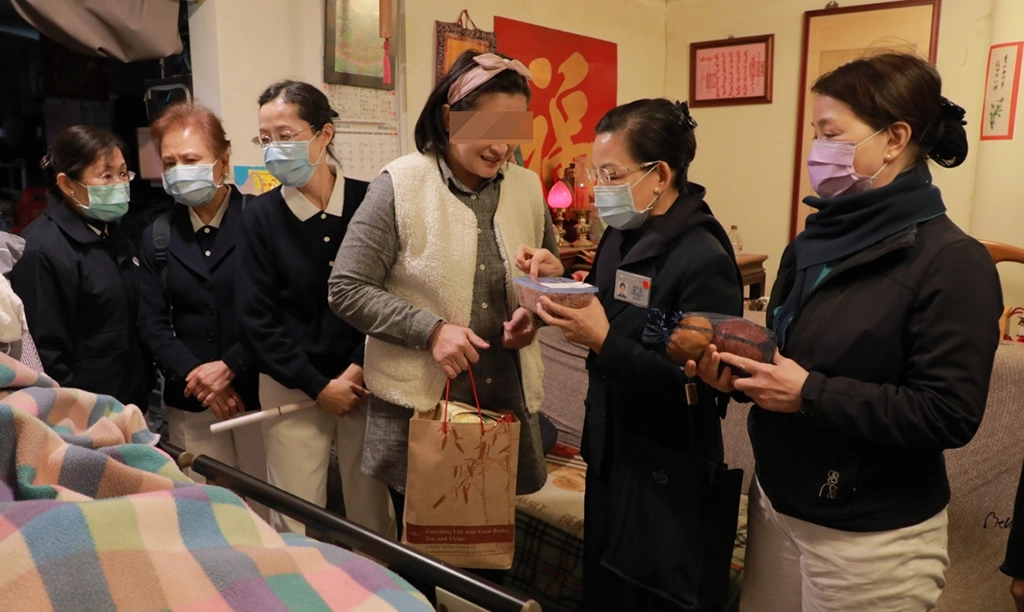 在逐戶訪視關懷的過程中,逐漸體驗「見苦知福」的意涵,因此,慈濟志工將物資誠心奉上時,還不忘向對方道感恩。