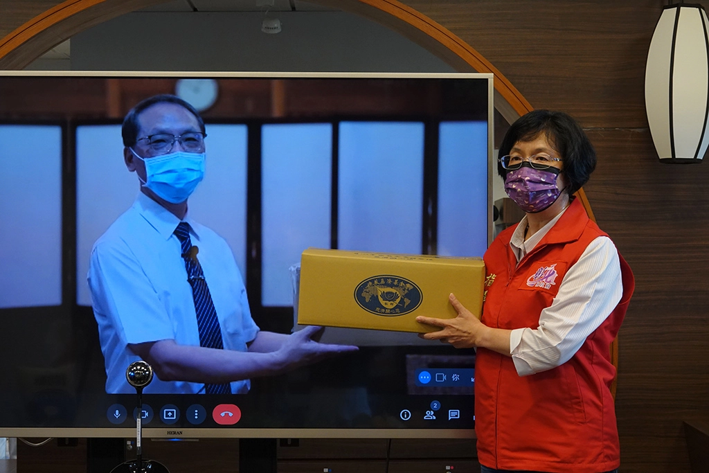 透過視訊,由慈濟顏博文執行長(左)捐贈9490戶暑期「安心生活箱」,由彰化縣長王惠美(右)代表接受。