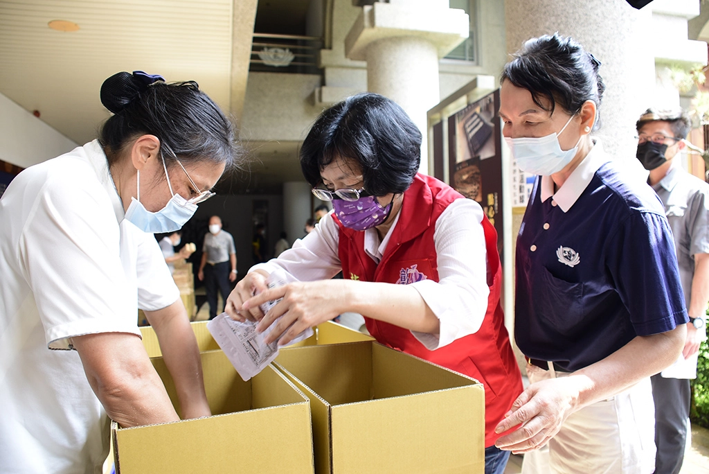 王惠美帶領縣府團隊包裝「安心生活箱」,希望將「安心、健康」的祝福送到每一個需要支持的家庭。(攝影:彰化縣政府)