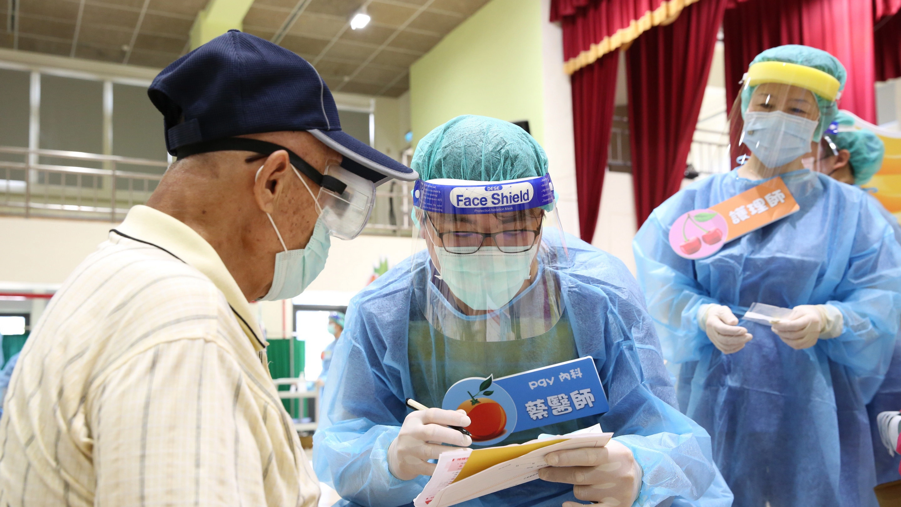 花蓮慈濟醫院採日本「宇美町式」施打法,為一千名長者施打莫德納疫苗,不僅減少長者移動,讓他們更安心接種疫苗。