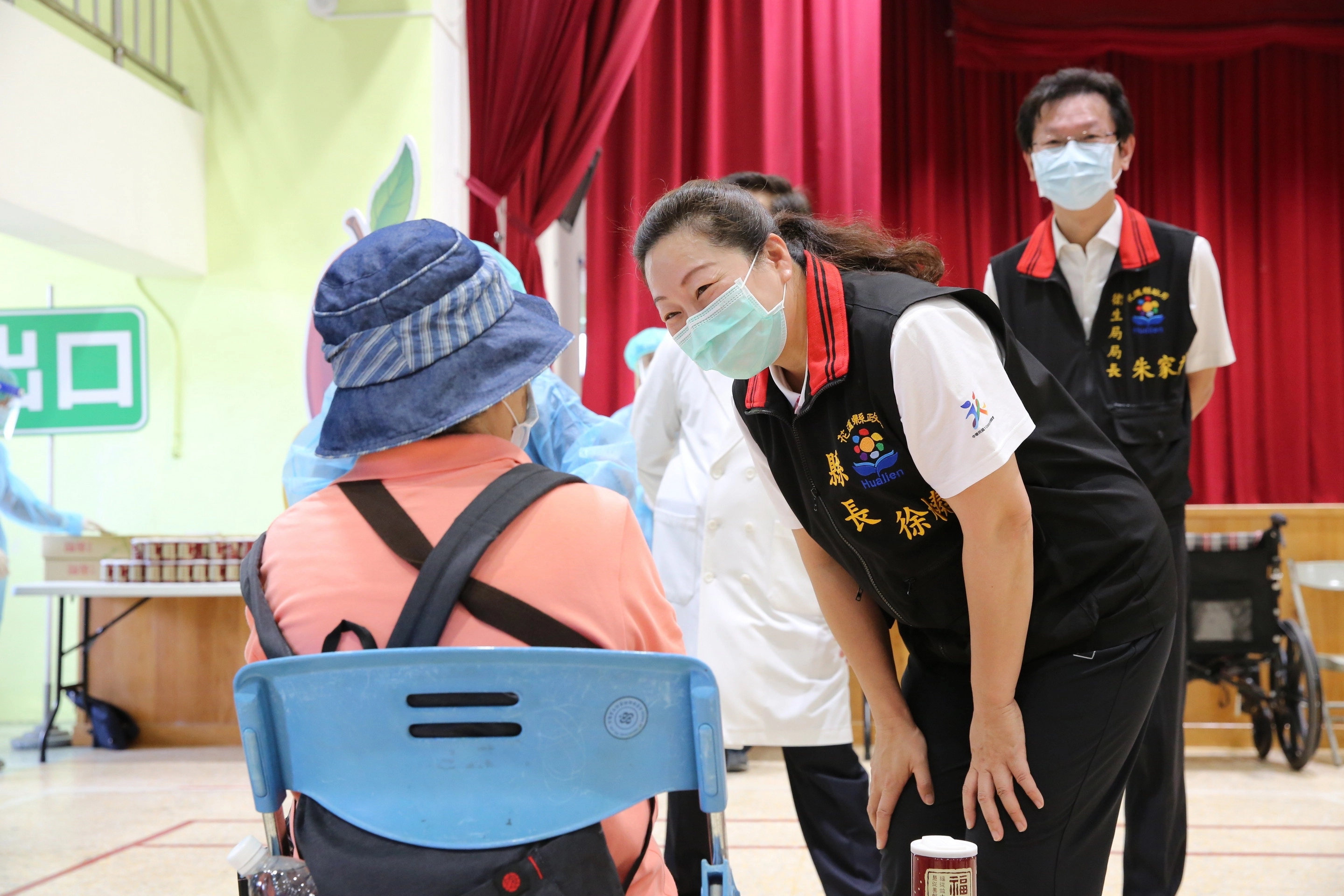 「打完疫苗後要多喝水」花蓮縣縣長徐榛蔚與花蓮縣衛生局局長朱家祥視察中華國小接種站施打情況外,也親切地叮嚀長者。