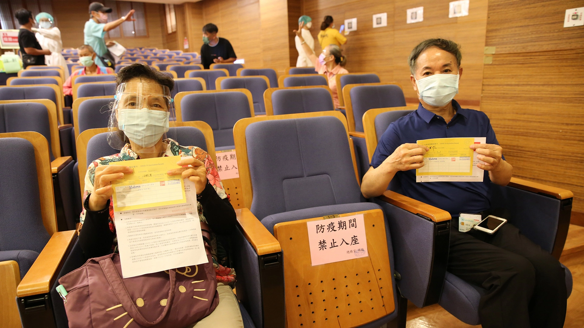 花蓮縣農產運銷公司秘書劉桂菊(左)說,很多民眾都會到市場裡購買食材或民生必需品,所以攤販等相關工作人員就成為高風險人群,所以接種疫苗是保護自己,也是保護他人。