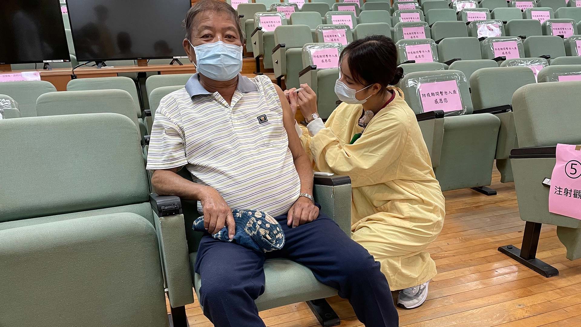 洗腎四年的邱先生說,其實到他出門前,家人都勸他不要來接種疫苗,經內科部主任徐邦治為他詳細解說,也透過電話跟他太太分析後,家人才放心的讓他接種疫苗。