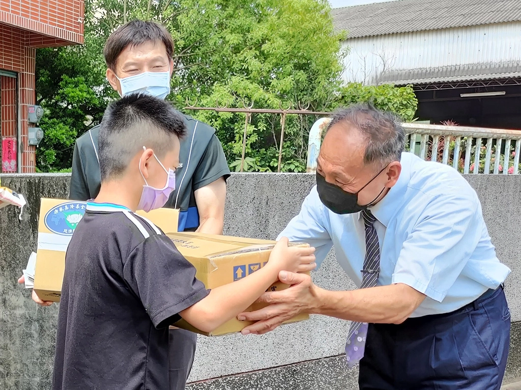 慈濟結合雲林縣府關懷弱勢學童家庭暑期營養,7月6日一早志工與校長前往其中一位學童家關心。